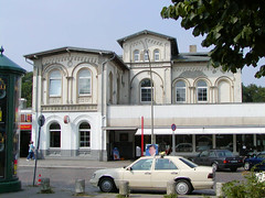 Bilder vom Bahnhof  im Hamburger Stadtteil Blankenese. Das Bahnhofsgebäude wurde 1867 errichtet und 2007 restauriert. (2002)
