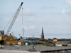 Baustelle Kaianlage vom Containerterminal Hamburg Altenwerder - Kirchturm der St. Gertrudkirche. (2002)