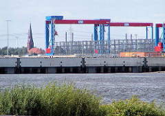 Blick über die Süderelbe zum entstehenden Containerterminal Hamburg Altenwerder - Kirchturm der St. Gertrudkirche. (2002)