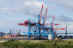 Teilweise fertig gestelltes Container Terminal Hamburg Altenwerder; Containerkräne - im Hintergrund die Köhlbrandbrücke. (2002)