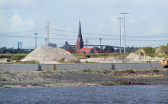 Blick über den Köhlbrand / Süderelbe zur entstehenden Kaianlage vom Container Terminal Altenwerder - Schuttberge und Kirche St. Gertrud. (2002)