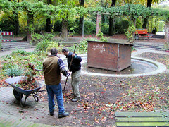 Pinguinbrunnen im Stadtpark - Hamburg Winterhude, Bezirk Hamburg-Nord. Die Brunnenanlage wird Winter festgemacht, die Skulpturen sind in der Holzkiste verpackt-die Grünanlage wird gereinigt (2002).