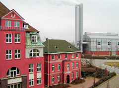 Gebäude vom Alten Hafenamt / Strom und Hafenbau, Vorgänger der HPA - Hamburg Port Authority ( 2003 ); im Hintergrund das Heizkraftwerk Hafencity.
