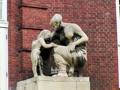 Aufnahmen vom Universitätskrankenhaus Hamburg Eppendorf, UKE - 2003; Schwesternhaus / Ericahaus - Architekt Fritz Schumacher - Figur Mutter / Kind.