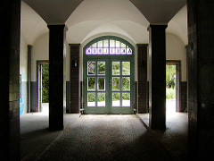 Foyer / Eingang mit Säulen und Glastür vom ehemaligen Allgemeinen Krankenhaus Eilbek in Hamburg.