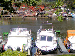 Fotos vom Verlauf der Bille in Hamburg; Ruine einer abgebrannten Werft am Billeufer in Hamm (2003).