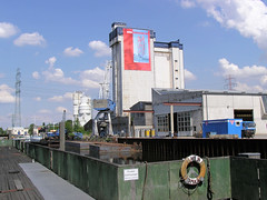 Ziegelwiesenkanal, alter Industriekanal im Hafengebiet in Hamburg Harburg; Schiffsanleger und Pontons am Kanal - am Ufer Kran und Silo. (2003)