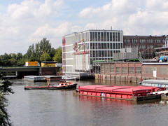 Fotos vom Verlauf der Bille in Hamburg; Industrieanlagen und Schuten in Hammerbrook - im Hintergrund die Straßenbrücke der Amsinckstraße.