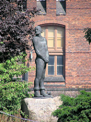 Alter Standort vom Hamburger Störtebeker-Denkmal am Brooktor im Magdeburger Hafen - im Hintergrund der Kaispeicher B. (2003)