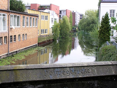 Brückengeländer an der Hofwegbrücke über den Uhlenhorster Kanal - Blick Richtung Winterhuderweg im Hamburger Stadtteil Uhlenhorst, 2003.