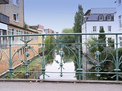 Schmiedeeisernes Brückengeländer an der Hofwegbrücke über den Uhlenhorster Kanal - Blick Richtung Winterhuderweg im Hamburger Stadtteil Uhlenhorst, 2003.