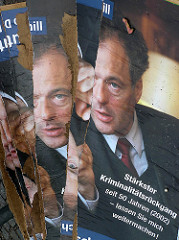 Wahlkampf zur Bürgerschaftswahl 2004 in der Hansestadt Hamburg - zerstörte Wahlkampfplakate von Ronald Schill, ehem. Innensenator Hamburgs; Osterstraße - Hamburg Eimsbüttel.