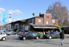 Flachbauten mit Einzelhandel - Gebäude des ehem. Güterbahnhof Ochsenzoll in der Langenhorner Chaussee.