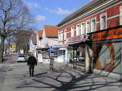 Einzelhandel in der Langenhorner Chaussee im Hamburger Stadtteil Langenhorn an der Grenze zu Norderstedt.