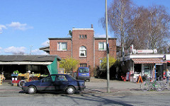 Flachbauten mit Einzelhandel - Gebäude des ehem. Güterbahnhof Ochsenzoll in der Langenhorner Chaussee.