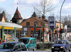 Altes Foto von der Langenhorner Chaussee / Stockfleethweg; Strassenverkehr / Geschäfte, Einzelhandel - im Hintergrund Türme vom sogen. Bärenhof.