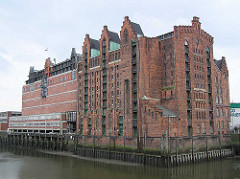 Blick über den Brooktohafen zum Kaispeicher B -  vor dem Umbau zum Maritimen Museum Hamburg, 2004.