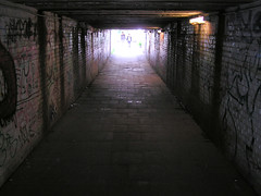 Fotos aus dem Hamburger Stadtteil Altona-Nord, Bezirk Altona; dunkler Tunnel mit Graffiti - Zugang zur Haltestelle Diebsteich. (04/2004)