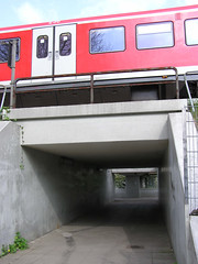 Fotos aus dem Hamburger Stadtteil Altona-Nord, Bezirk Altona; S-Bahnzug über Fussgängertunnel am Diebsteich. (04/2004)