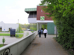 Fotos aus dem Hamburger Stadtteil Altona-Nord, Bezirk Altona; Zugang zur S-Bahn Haltestelle Diebsteich. (04/2004)
