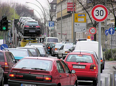 Straßenverkehr in der Hamburger Stresemannstraße - Hamburg Altona-Nord, 2004.