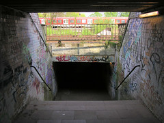 Fotos aus dem Hamburger Stadtteil Altona-Nord, Bezirk Altona; dunkler Tunnel mit Graffiti - Zugang zur Haltestelle Diebsteich. (04/2004)