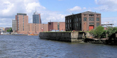 Altes Werftgebäude am Reiherstieg im Hamburger Stadtteil Kleiner Grasbrook; zerstörte Kaimauer - im Hintergrund das Kehrwieder und der Kaispeicher A.