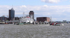 Blick von der Elbe zum Hamburger Freihafen / Kehrwieder; im Vordergrund das Museumsschiff Cap San Diego, re. der Kaispeicher A am Kaiserhöft.