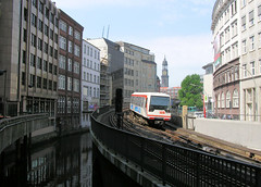 Hochbahn am Mönkedamm, lks. das Mönkedammfleet - im Hintergrund der Kirchturm der St. Michaeliskirche (2004)
