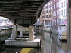 Unter der Hochbahnstrecke liegt das Mönkedammfleet - Kontorhäuser in der Hamburger Altstadt. (2004)