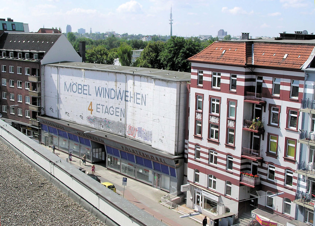 Foto „Fotos aus Hamburg Winterhude, Bezirk Hamburg-Nord; ehem. Möbelgeschäft Windwehen im Hochbunker in der Barmbeker Straße. (2004)“