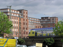Fotografien aus dem Hamburger Stadtteil Hammerbrook, Bezirk Hamburg Mitte; Blick über das Eisenbahn Viadukt am Deichtorplatz zum Gebäude des Hühnerpostens (2004).