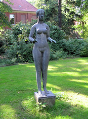 Bronzefigur - Stehender weiblicher Akt, M. Pirwitz auf dem Gelände des Barmbeker Krankenhaus in Hamburg Barmbek Nord, 2004.