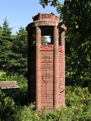 Fotos vom Gelände des Barmbeker Krankenhaus in Hamburg Barmbek Nord; Denkmal Gefallene I Weltkrieg, Keramikstele - Inschrift  Unsern im Weltkriege 1914 - 18 gefallenen Helden zu Ehren / Schwert mit Eichenlaubkranz.
