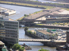 Luftaufnahme von der Ericusspitze in der Hamburger Hafencity - im Vordergrund die Oberbaumbrücke über den Zollkanal, dahinter die Ericusspitze mit Tankstelle und Parkplatz sowie der Ericussgraben und Oberhafenkanal.