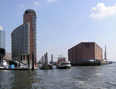 Einfahrt in den Hamburger Sandtorhafen - re. der Lagerhaus / Kaispeicher A am Kaiserhöft.