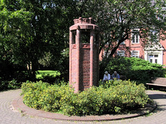 Fotos vom Gelände des Barmbeker Krankenhaus in Hamburg Barmbek Nord; Denkmal Gefallene I Weltkrieg, Keramikstele mit Namen, 2004