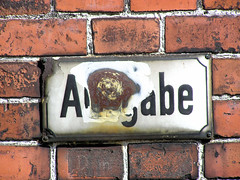 Fotos vom Gelände des Barmbeker Krankenhaus in Hamburg Barmbek Nord; altes beschädigtes Emailleschild - Ausgabe, 2004.