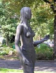 Bronzefigur - Stehender weiblicher Akt, M. Pirwitz auf dem Gelände des Barmbeker Krankenhaus in Hamburg Barmbek Nord, 2004.