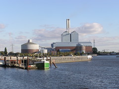 Fotos von der Billwerder Bucht, ursprünglicher Verlauf der Hamburger Norderelbe bis 1879.  Blick zum Kraftwerk Tiefstack - im Vordergrund die Flussschifferkirche (2004).