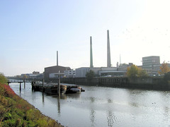 Fotos aus dem Hamburger Stadtteil Veddel, Bezirk Hamburg Mitte; Binnenschiffe im Müggenburger Kanal. (2004)