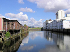 Links denkmalgeschütze Lagerhäuser am Neuhäuser Damm / Marktkanal in Hamburg Veddel, re. Siloanlagen. ( 2004 )