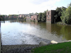 Teilweise denkmalgeschütze Lagerhäuser am Neuhäuser Damm / Marktkanal in Hamburg Veddel. ( 2004 )