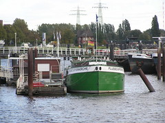 Fotos von der Billwerder Bucht, ursprünglicher Verlauf der Hamburger Norderelbe bis 1879; Liegeplatz der Flussschifferkirche (2004).