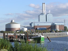 Fotos von der Billwerder Bucht, ursprünglicher Verlauf der Hamburger Norderelbe bis 1879. Blick zum Kraftwerk Tiefstack - im Vordergrund die Flussschifferkirche (2004).