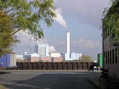 Fotos aus dem Hamburger Stadtteil Veddel, Bezirk Hamburg Mitte; Blick von der Peutestraße zum Kraftwerk Tiefstack. (2004)