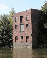 Lagerhaus am Neuhäuser Damm / Marktkanal in Hamburg Veddel. ( 2004 )
