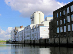Siloanlage, Industriegebäude am Marktkanal in Hamburg Veddel. ( 2004 )