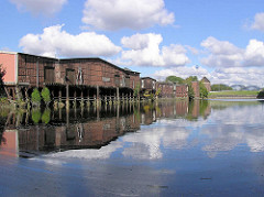 Teilweise denkmalgeschütze Lagerhäuser am Neuhäuser Damm / Marktkanal in Hamburg Veddel. ( 2004 )