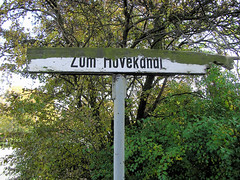 Fotos aus dem Hamburger Stadtteil Veddel, Bezirk Hamburg Mitte; Wegweiser zum Hovekanal . (2004)